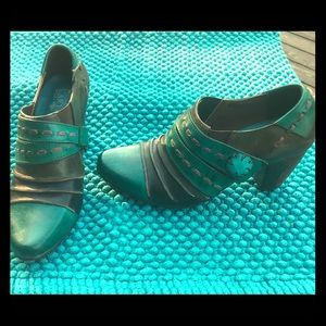 L’artiste Wondrous Ankle Booties by Spring Step